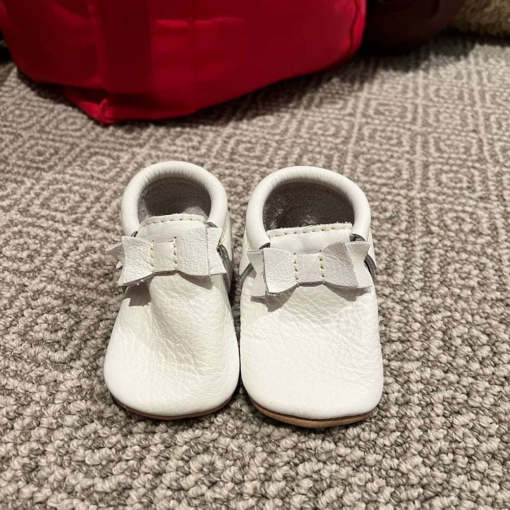 Freshly Picked White Bow Moccasins, Toddler Size 4
